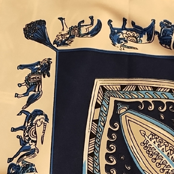 100% Silk CORCIOVO Navy and Cream Paisley Scarf - Picture 4 of 8